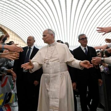 León XIV, durante una audiencia general en el Aula Pablo VI