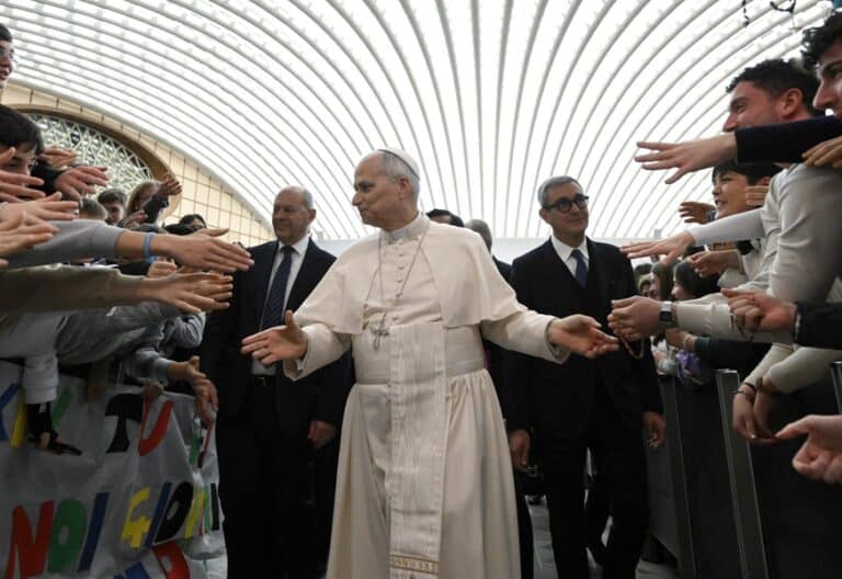 León XIV, durante una audiencia general en el Aula Pablo VI