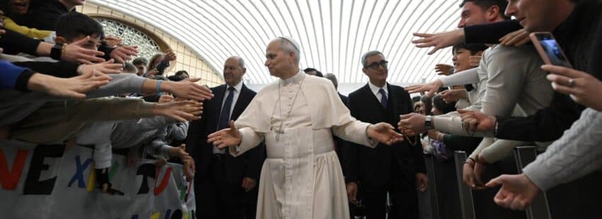 León XIV, durante una audiencia general en el Aula Pablo VI