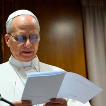 León XIV pide a los cardenales “abrir las puertas de la Iglesia” a las víctimas de abusos