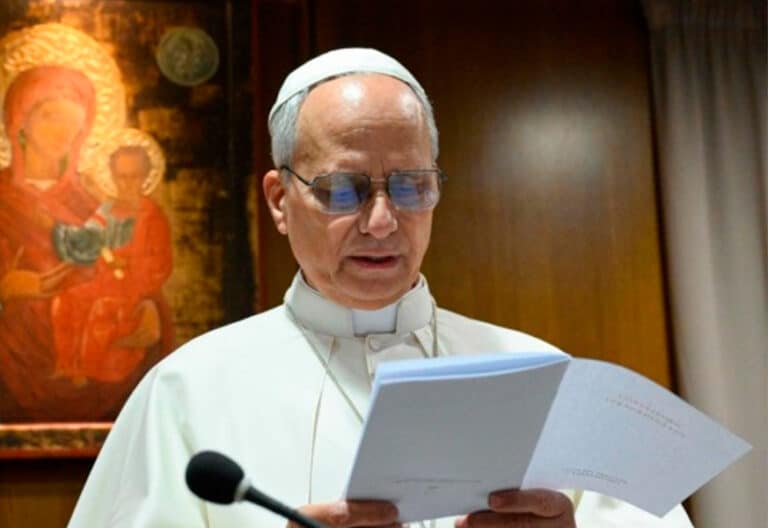 León XIV pide a los cardenales “abrir las puertas de la Iglesia” a las víctimas de abusos