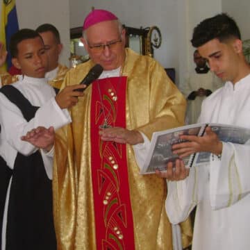 Raúl Biord celebrando misa