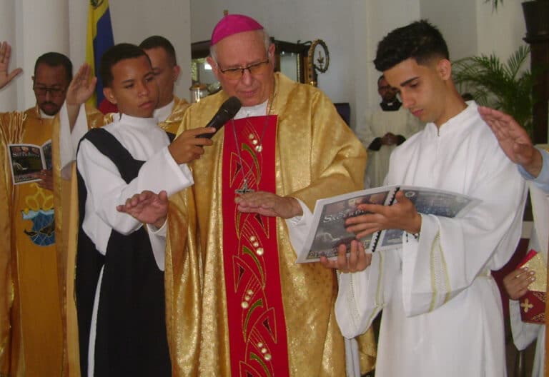 Raúl Biord celebrando misa