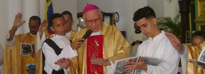 Raúl Biord celebrando misa