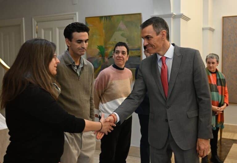 Pedro Sánchez en su encuentro con las víctimas de abusos