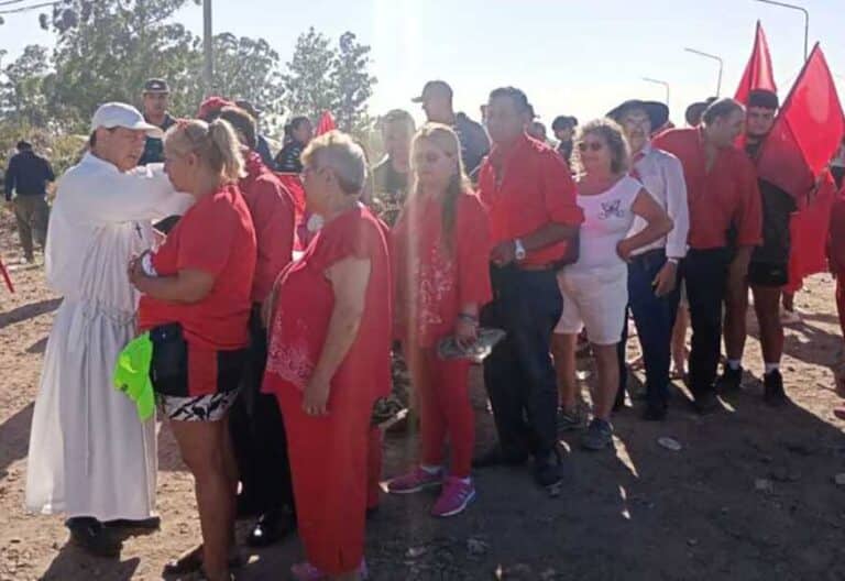 El obispo de Goya, cercano a los devotos de la Cruz Gil