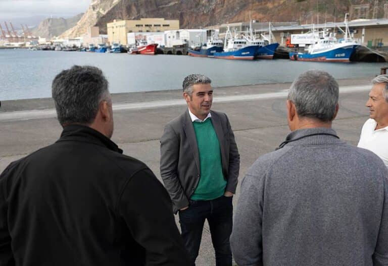 El consejero de Agricultura del Gobierno de Canarias, Narvay Quintero (c), ha informado este jueves en Santa Cruz de Tenerife a las cofradías de pescadores sobre las medidas de apoyo que va a poner en macha la comunidad autónoma para los barcos atuneros-cañeros de las islas ante la disminución de las capturas durante la presente campaña. EFE/Miguel Barreto