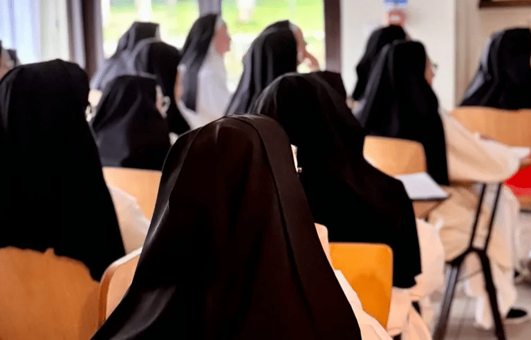 Presentación del informe a la comunidad de las Hermanas Benedictinas del Sagrado Corazón de