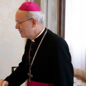 El obispo Schneider pide al Papa que blinde la misa tradicional con una constitución apostólica