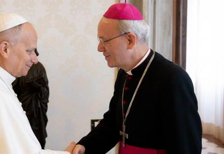 El obispo Schneider pide al Papa que blinde la misa tradicional con una constitución apostólica