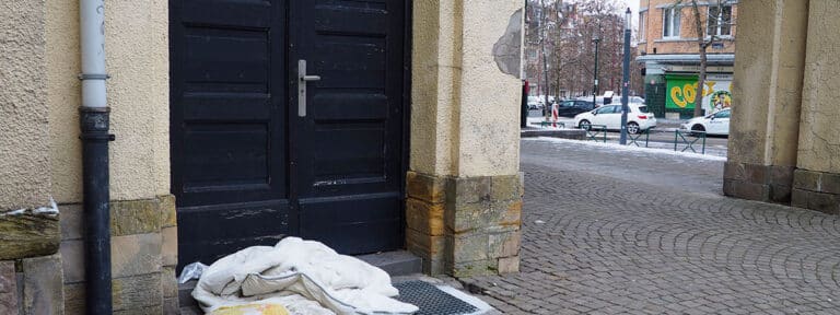 El fuerte temporal de frío y nieve que atraviesa Bélgica desde hace semanas ha puesto en peligro la vida de miles de personas sin hogar en Bruselas, poniendo a prueba una vez más a los servicios sociales y acrecentando las consecuencias de las nuevas políticas migratorias y reformas socioeconómicas en el país.