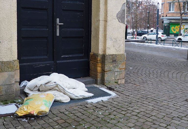 El fuerte temporal de frío y nieve que atraviesa Bélgica desde hace semanas ha puesto en peligro la vida de miles de personas sin hogar en Bruselas, poniendo a prueba una vez más a los servicios sociales y acrecentando las consecuencias de las nuevas políticas migratorias y reformas socioeconómicas en el país.