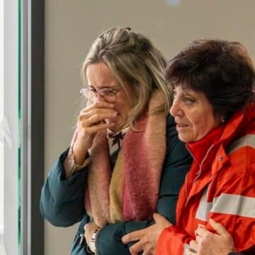 Una de las personas atendidas tras el accidente de trenes en Córdoba