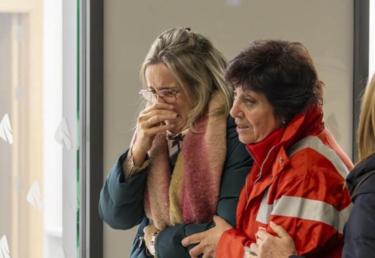 Una de las personas atendidas tras el accidente de trenes en Córdoba