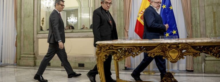 Firma del acuerdo entre la Iglesia y el Gobierno sobre la reparación de las víctimas