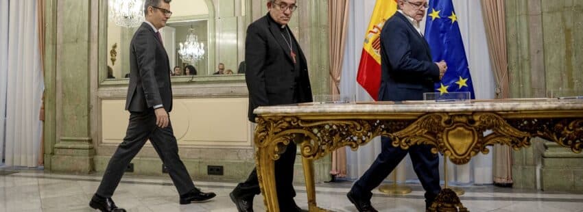 Firma del acuerdo entre la Iglesia y el Gobierno sobre la reparación de las víctimas