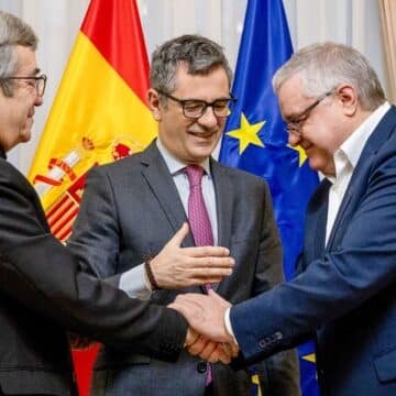 Firma del acuerdo entre la Iglesia y el Gobierno sobre la reparación de las víctimas