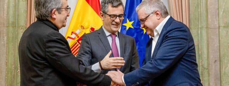 Firma del acuerdo entre la Iglesia y el Gobierno sobre la reparación de las víctimas