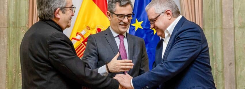 Firma del acuerdo entre la Iglesia y el Gobierno sobre la reparación de las víctimas