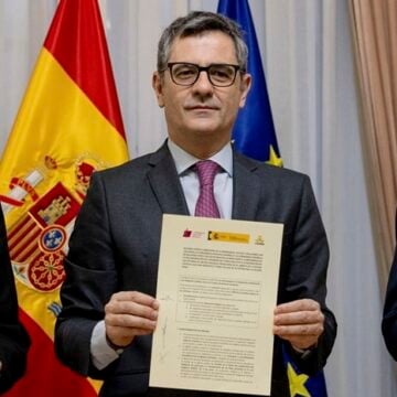 Firma del acuerdo entre la Iglesia y el Gobierno sobre la reparación de las víctimas
