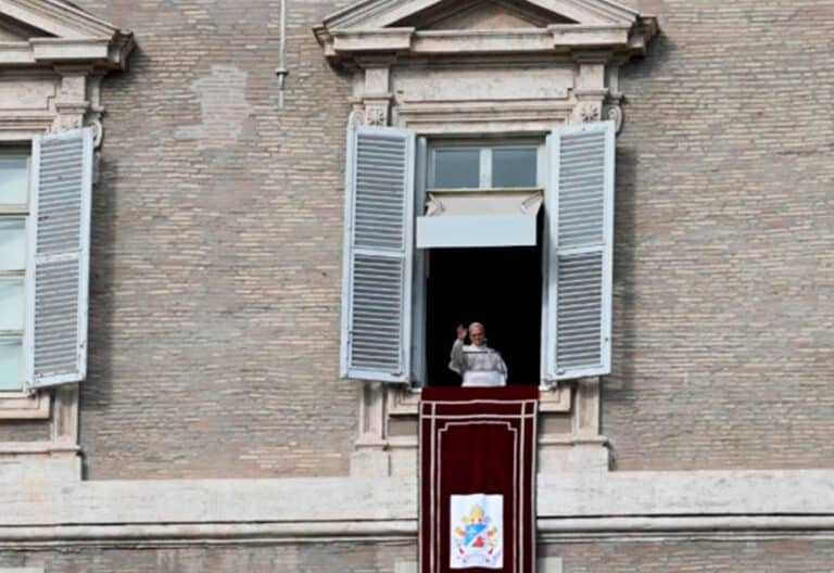 León XIV en el Regina coeli: la resurrección de Cristo no es una ‘fake news’