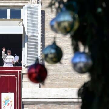 León XIV, durante el rezo del ángelus