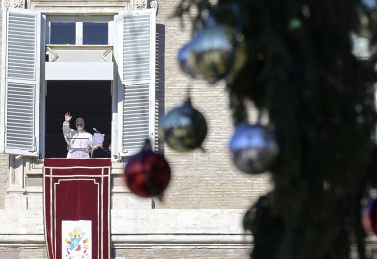 León XIV, durante el rezo del ángelus