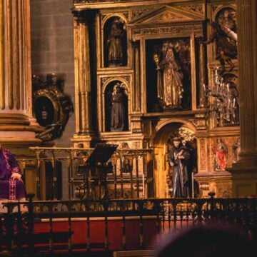 El obispo de Málaga pide en el funeral por las víctimas de Adamuz alejarse de la “epidemia de