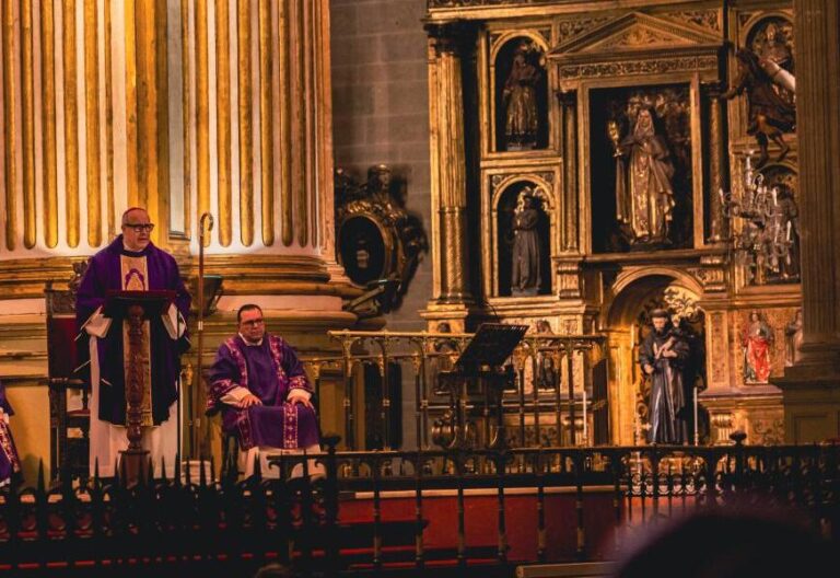 El obispo de Málaga pide en el funeral por las víctimas de Adamuz alejarse de la “epidemia de