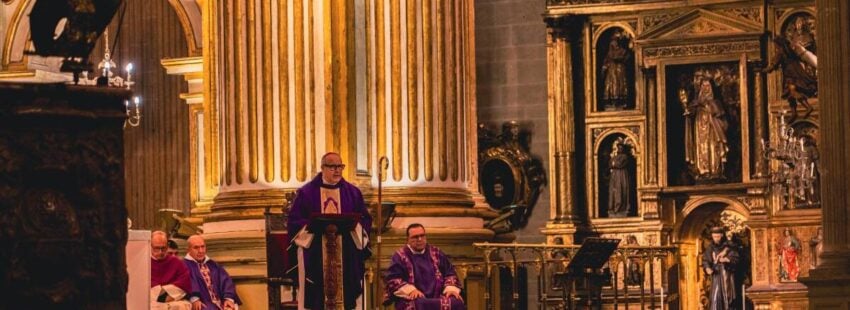 El obispo de Málaga pide en el funeral por las víctimas de Adamuz alejarse de la “epidemia de