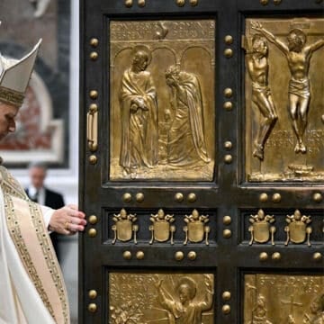 León XIV clausura el Jubileo invitando a huir “halagos de los poderosos” para hacer de la