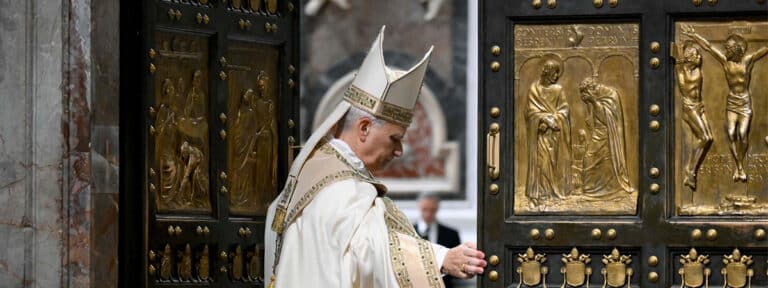 León XIV clausura el Jubileo invitando a huir “halagos de los poderosos” para hacer de la