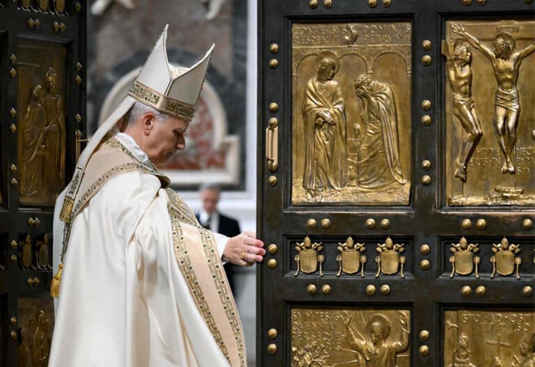 León XIV clausura el Jubileo invitando a huir “halagos de los poderosos” para hacer de la