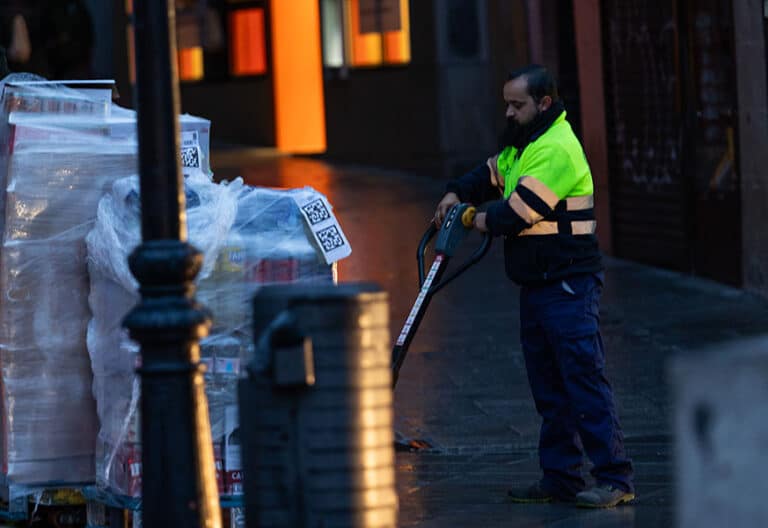 Transportista descargando mercancía