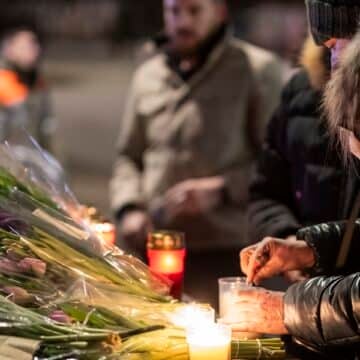 Velas de homenaje a las víctimas del incendio de Crans-Montana