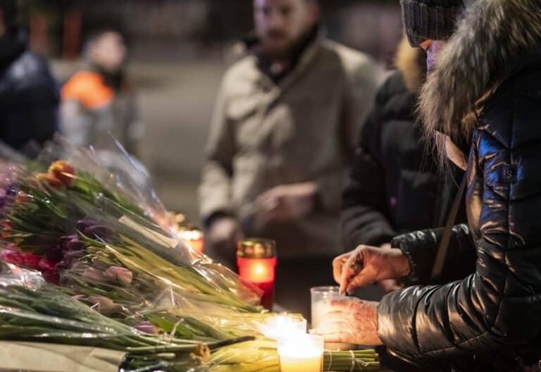 Velas de homenaje a las víctimas del incendio de Crans-Montana