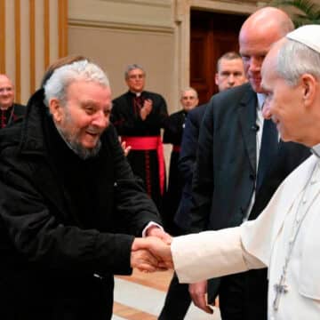 Kiko Argüello saluda al papa León XIV