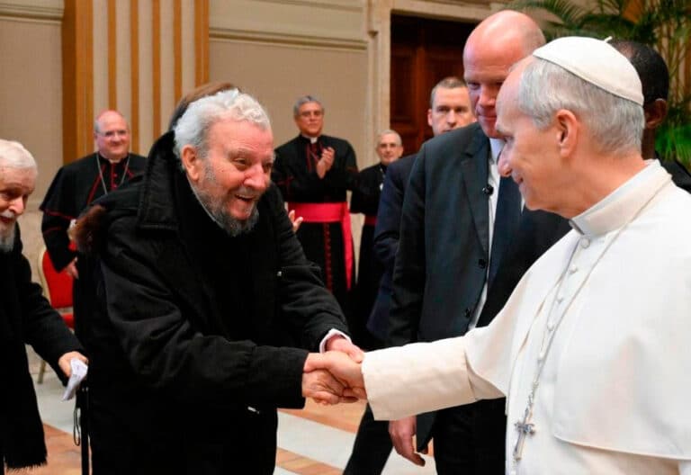 Kiko Argüello saluda al papa León XIV