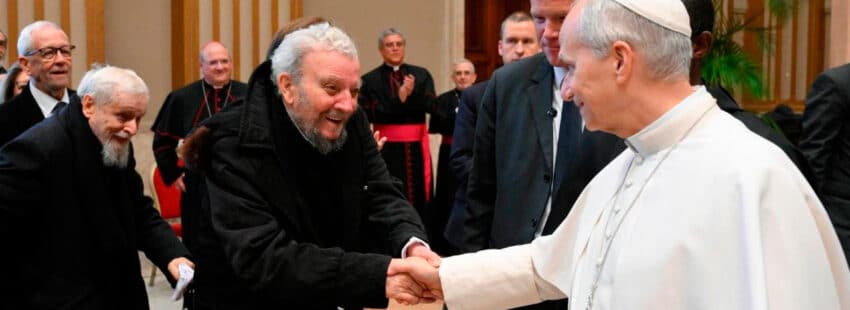 Kiko Argüello saluda al papa León XIV