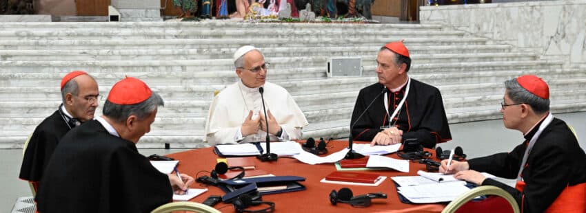 León XIV, durante el consistorio extraordinario