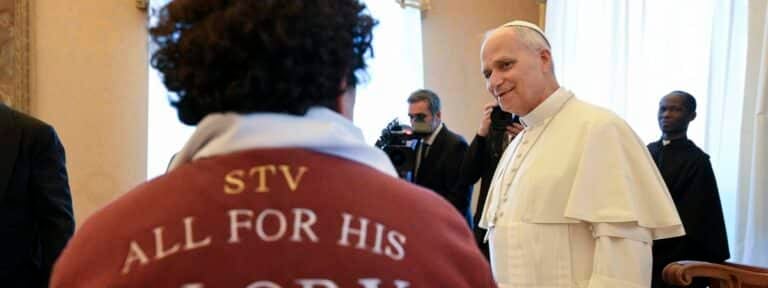 León XIV, durante una audiencia en el palacio apostólico