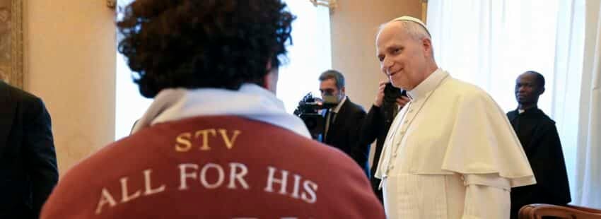León XIV, durante una audiencia en el palacio apostólico