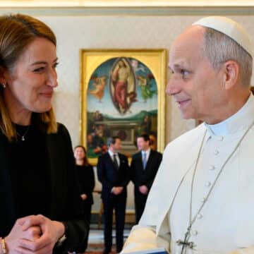 Roberta Metsola, presidenta del Parlamento Europeo, con León XIV