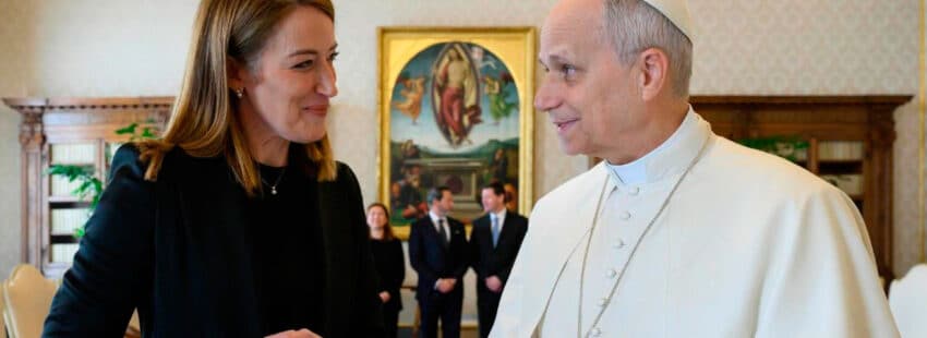 Roberta Metsola, presidenta del Parlamento Europeo, con León XIV