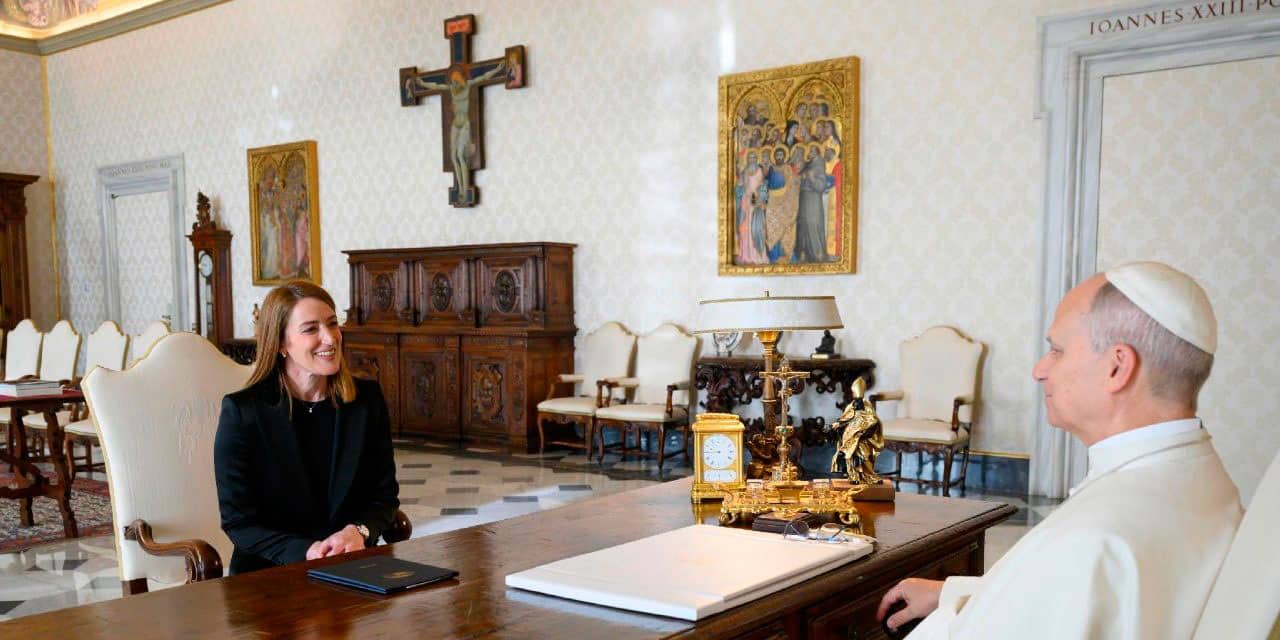 Roberta Metsola, presidenta del Parlamento Europeo, con León XIV