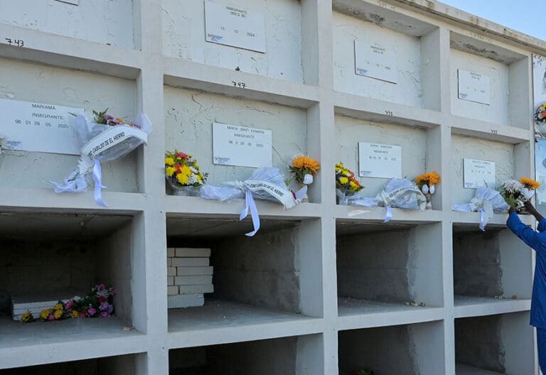 Inhumación de cuatro de las personas migrantes fallecidas en Canarias