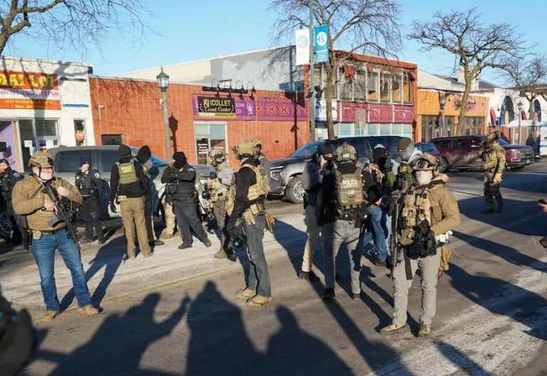 Manifestantes en Minneapolis luego de los disparos de agentes de ICE. Foto: EFE