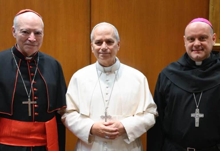 Papa León XIV, cardenal Carlos Aguiar y obispo Acero