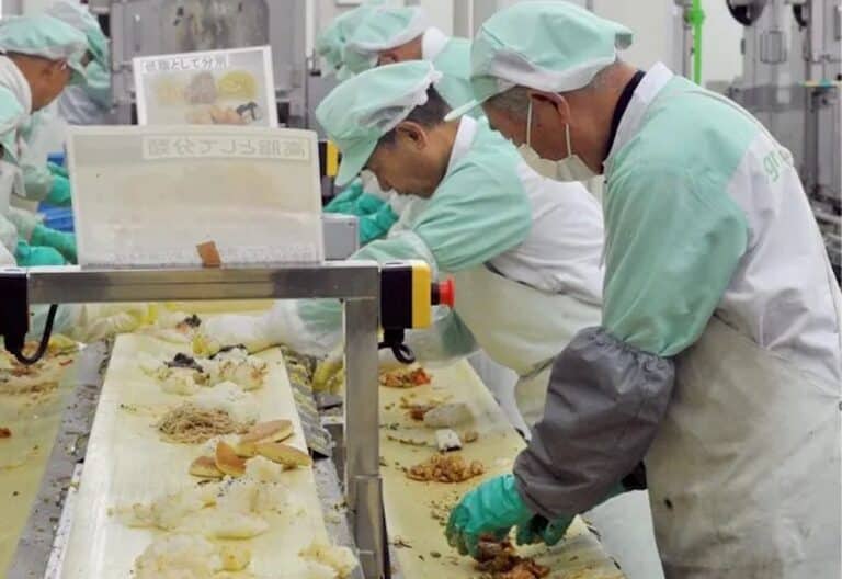 Empleados separan comida