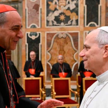 El cardenal Víctor Manuel Fernández, prefecto de Doctrina de la Fe, con el papa León XIV